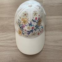 ราคา หมวก Lyn Around แท้ สีขาวปักดอกไม้ (22918642974)