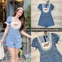 ราคา งานป้าย Pairy Tale จั้มสั้นผ้ายีนส์แขนตุ๊กตา อกแต่งระบายลูกไม้ปักดอกไม้ แต่งกระเป๋าคู่หน้า (40853545189)