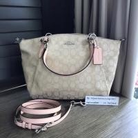ราคา พัด13นิ้ว SMALL KELSEY SATCHEL IN SIGNATURE JACQUARD COACH F27582 LIGHT KHAKI/LIGHT PINK/SILVER (56160122)