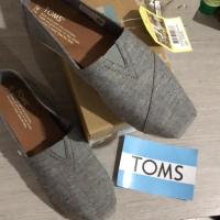ราคา รองเท้าของแท้ 100%รองเท้า Toms เบอร์ 7 ยาว24 cm ของใหม่มือ1 ราคาเต็ม 2490บาท ขาย 1,800 (1322681368)