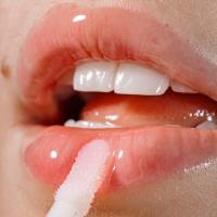 ราคา Glossier Lip Gloss - Crystal clear shine (1072443739)