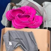 ราคา (พร้อมส่ง) แท้ ใหม่ Balenciaga Tracks Sandal Size39 มาพร้อมกล่อง (5941028877)