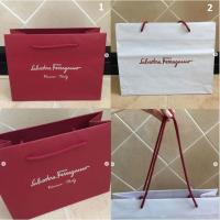 ราคา ถุงกระดาษ ถุง แบรนด์ Salvatore Ferragamo ใบใหญ่ ของแท้ สีขาว สีแดง สไตล์เรียบหรู สวยมาก สภาพใหม่ จาก shop (8312486284)