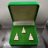 ราคา พระแก้วมรกต ชุด 3 ฤดู สธ. เนื้อเงิน มูลนิธิสิรินธรราชวิทยาลัย สร้าง วัดบวรนิเวศวิหาร ปี2538 พร้อมกล่องเดิม (47852043795)