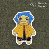ราคา ʕ •ᴥ•ʔ ✿ พร้อมส่ง : เข็มกลัดลายโครอลไลน์กับโลกมิติพิศวง | Coraline Doll Enamel Brooch Pin. (13555812769)