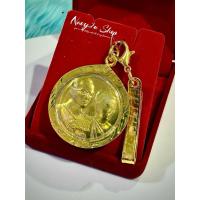 ราคา เหรียญคู่บุญบารมี เนื้อทองพ่นทรายสามกษัตริย์ เลี่ยมกรอบทองไมครอนกันน้ำแถมแหนบ+กล่อง (52902840761)