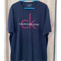 ราคา ของแท้เสื้อยืด Calvin Klein สีกรม สกรีนด้านหน้า มือสอง (44801078273)