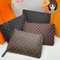 ราคา พร้อมส่งคะ louis หลุยส์ สะพายข้าง คลัช ทรงถือsize 11”แถมฟรีถุงผ้า‼️‼️ (19167141214)