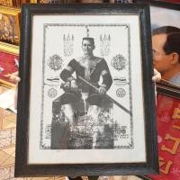 ราคา กรอบรูป ผ้ายันต์ พระองค์ดำ สมเด็จพระนเรศวร ติดผนัง กรอบรูปติดผนัง รูปมงคล ภาพมงคล (6441492442)