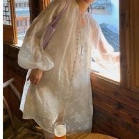 ราคา เดรสสีขาวผ้าไหมญี่ปุ่นลายดอกไม้3D ดีเทลคอตั้ง ผูกโบว์หน้า ทรงแขนยาวพอง สม็อคปลายแขน เงาๆ บุซับในทั้งชุด งานป้ายypy (22745886489)