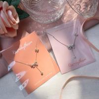 ราคา Kissmebythesun - Bowie Necklace | สร้อยคอจี้โบว์ ชุบทองคำขาว 14k (22960545383)