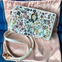 ราคา (SALE)กระเป๋า Lyn Around แท้% ปักลายดอกไม้ หนังสีขาวน่ารักมาก (2512176416)