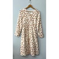 ราคา เดรสลายจุด สีน้ำตาลครีม ดีเทลผ้าลายดอกไม้ เอวผูกปรับระดับได้ ยาวคลุมเข่า (25977641449)