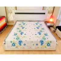 ราคา ผ้าปูรองนอน (แบบหนา) ขนาด 5.5ฟุต สีขาวลายดอกหลากสี (สภาพใหม่) มือสองสภาพดี สินค้าญี่ปุ่น-เกาหลีแท้ (26900169015)