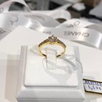 ราคา แหวน cz เหลี่ยมเดียวกันกับแหวนเพชรแท้ เพชรเม็ดกลาง 60 กะตัง 6 เตย บ่าข้างประดับเพชร 4 เม็ดเรียง (4410992405)