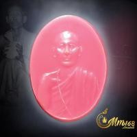ราคา ประกันแท้ เหรียญพลาสติก รุ่นแรก หลวงพ่อโอภาสี หลังยันต์สวัสดิกะ พิมพ์ใหญ่ มีเปียนิยม สีชมพู ปี2495 (55755657484)