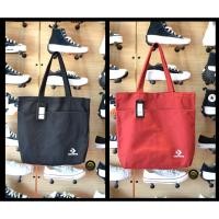ราคา [Authorized Retailer] CONVERSE A GOOD DEAL OF TOTE BAG คอนเวิร์ส กระเป๋าสะพายข้าง 1261833 BK/ RD (790) สินค้าแท้ 100% (23389126933)
