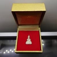 ราคา พระพุทธสิหิงค์ รุ่น 1 รุ่นกาญจนาภิเษก เนื้อเงิน ขนาดสูง 2 ซ.ม.วัดบวรนิเวศวิหาร ปี2539 พร้อมกล่องเดิม (27550317951)