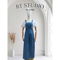 ราคา BT 06-21480 ชุดเซท เสื้อครอปสั้นลูกไม้แขนพองปาดไหล่ มาพร้อมเอี๊ยมยีนส์ขายาว สายปรับได้ เจาะลายดอกไม้ด้านหน้า (42019138942)