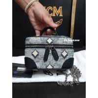 ราคา กระเป๋าสะพายข้าง MCM Jacquard Rockstar Vanity Case X-Mini ผ้าทอสีเทาดำ อะไหล่สีเงิน (19201204802)