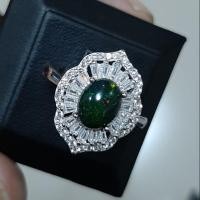 ราคา แหวน โอปอลดำ Black Opal พลอยแท้ ล้อม CZ แบบเพชรซีก สวยสะดุดตา ขนาดพลอย 9 มม รูปไข่ หลังเบี้ย ตัวเรือนเงิน 925 (5644206673)