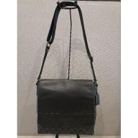 ราคา Coachกระเป๋าผู้ชายทรงครอสบอดี้หนังแท้สีดำลายc ปั๊มทุกจุดมีร่องรอยการใช้งานบ้างมือ2 ขนาด11" (28532669516)