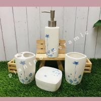 ราคา ชุดอุปกรณ์ห้องน้ำ ดอกไม้ฟ้า เซรามิก ที่วางสบู่ จานรองสบู่ ขวดปั๊มสบู่เหลว แก้วน้ำ ที่ใส่แปรงสีฟัน (8696166241)