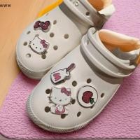 ราคา COD รองเท้าแตะถอดได้สำหรับตกแต่งของขวัญใหม่ชุดอุปกรณ์แบบเจาะรูชุดรูปแมวน่ารัก Sanrio Hello Kitty ใหม่ (44603449121)