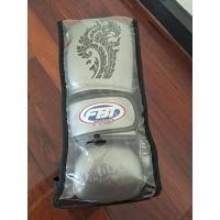 ราคา (ส่งต่อ) นวมชกมวย นวมฝึกซ้อม FBT PRO สีเงิน (24106367144)