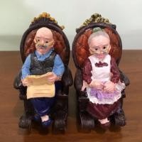 ราคา ตุ๊กตาเรซิ่นตายายนั่งเก้าอี้หลุยส์ รหัสLG081AB (131681812)