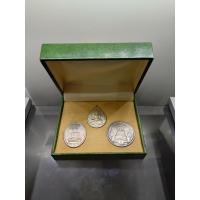 ราคา พระแก้วมรกต แท้%ภปร เนื้อเงิน (ชุด 3 ฤดู)ฉลองวัดพระศรืๆ (ด้านหลังมีราชศรัทธา) พ.ศ.2525 พร้อมกล่องเขียวเดิม (52455911109)