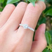 ราคา แหวนเพชร Round cut เม็ดเดี่ยว 6 หนามเตย บ่าข้างประดับเพชร ตัวเรือนเงินแท้ 925 ชุป White gold (29654088185)