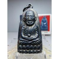 ราคา พระหลวงปู่ทวดอาจารย์ทิม วัดช้างให้ รุ่นแจกปีนัง พิมพ์ใหญ่ หลังสถูป เนื้อโลหะผสมรมดำ วัดช้างให้ ปัตตานี ปี 2507 (22773719146)