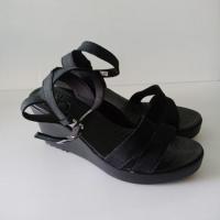 ราคา แท้100%รองเท้า Crocs ส้นสูงสีดำ W.9 = Size.40 แค่ลองในบ้าน ถ่ายจากสินค้าจริง (4726964484)