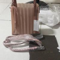 ราคา กระเป๋าพรีท charles&keith (2585999098)