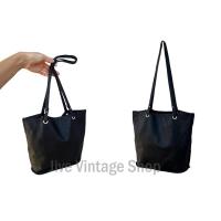 ราคา กระเป๋าหนังแท้ งาน handmade ทรงสะพายไหล่ สีดำเรียบๆ หนังบาง น้ำหนักเบามาก เก๋ๆ สไตล์ minimal มือสอง สภาพดีตู้ญี่ปุ่น (28518812900)