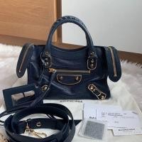 ราคา Very new Balenciaga mini city edge ปี17 สี navy อะไหล่ทอง สภาพสวยมากๆค่ะ หนังหอม เหมือนใหม่ ทรงแข็งตั้งเอง หนังงาม (4700044839)