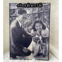 ราคา กรอบรูปตั้งโต๊ะ/แขวนผนัง ภาพิมพ์ขาวดำพระบรมฉายาลักษณ์ในหลวง รัชกาลที่ 9 และสมเด็จพระบรมราชชนนีพันปีหลวง (48650327054)