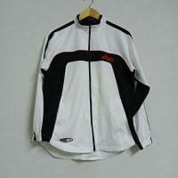 ราคา ส่งฟรี เสื้อคลุมผ้าวอร์ม Asics ป้ายดำ มือสองสภาพดี (4943663590)