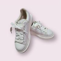 ราคา รองเท้าผ้าใบAlexanderมือสองสีขาว ไซส์35 (41807050821)