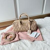 ราคา Very new ‼️ Miu miu arcadie matelasse size 27cm ปี 2024 สี sand beige สภาพสวยงาท ขอบมุมสวย หนังทรงงาม อะไหล่ทองวิ้ง น่า (28654455054)