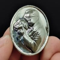 ราคา เหรียญที่ระลึก ในหลวงทรงกล้อง เนื้อกะไหล่เงิน สำนักนายกรัฐมนตรีจัดสร้าง เป็นเหรียญที่ระลึกที่มีความงดงาม (16570636988)