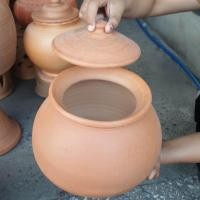 ราคา หม้อดินเผา ปากกว้าง 7-8 นิ้ว ใส่น้ำได้ถึง 5 ลิตร ต้มยำ จิ้มจุ่ม มีฝาปิด พร้อมใช้งาน (20993335202)