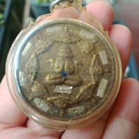 ราคา พระปิดตาพังพะกาฬ เนื้อว่านปัดทอง ตะกรุดเงิน 9 ดอก ฝังพลอยสีน้ำเงิน รุ่นมงคลจักรวาลพุทธาคมเขาอ้อ ปี 45 (22714517131)