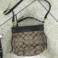 ราคา กระเป๋าคอสบอดี้-ถือ Coach มือ 2 แท้ 100% ผ้าขอบหนังน้ำตาลสีน้ำตาลลายc สภาพ 95% สะภาพนางฟ้า (5009148324)