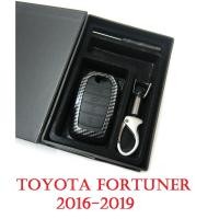 ราคา (1ชุด) เคสรีโมทกุญแจ โตโยต้า ฟอร์จูนเนอร์ ปี 2016 - 2021 ฟิล์มลายเคฟล่า TOYOTA FORTUNER เคสกุญแจ เคสรีโมท พร้อมซิลิโคน (9951126106)