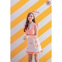 ราคา Aileen : เดรสเสื้อคลุมชุดนี้สดใสมาก ตัวเดรสเป็นสีขาวลายจุดตัดกับสีส้มตกแต่งด้วยระบายและโบว์เล็กๆ มาพร้อมเสื้อคลุมแขนกุด (15620422752)