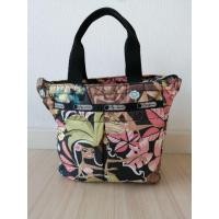 ราคา กระเป๋า​หิ้ว ​Lesportsac​ ของแท้​100%มือสอง 27x22cm. ก้นกระเป๋า​20x10 cm. เป็นผ้า มี2ช่องซิป และด้านในมีช่องซิปเล็ก (52803023187)