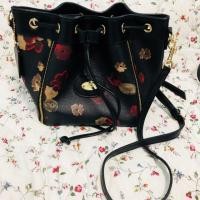 ราคา Coach ขนมจีบสีดำลายดอกไม้สีแดง (1902709971)