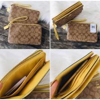ราคา Coach คล้องมือ 2 ซิป ไซส์ L รุ่นเก่าหายากใหม่พร้อมส่งค่ะ (22753419723)